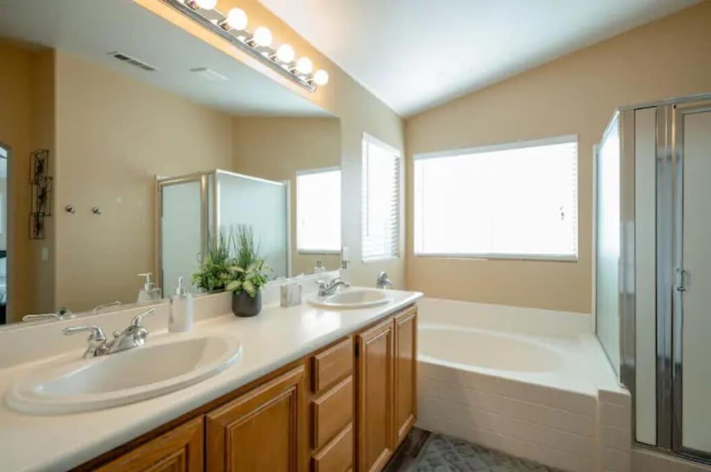 Gorgeous 4 Bedroom House W/ Private Pool Holiday home Las Vegas