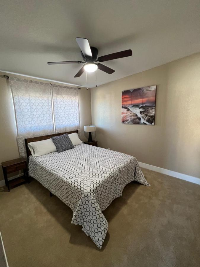 3 Bedroom Flat W/ Private Yard Apartment *