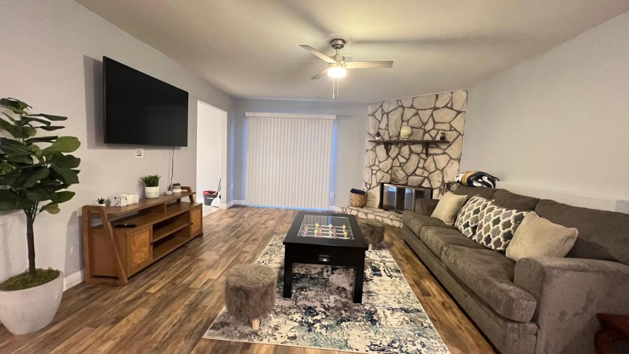 3 Bedroom W Swimming Pool And Billiards Table *