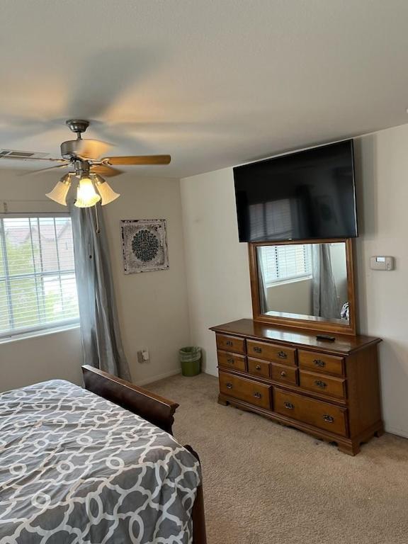 Vic's 3 Bedroom 4beds & Pool Centrally Located!