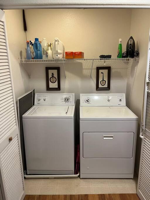 Vic's 3 Bedroom 4beds & Pool Centrally Located! * Las Vegas