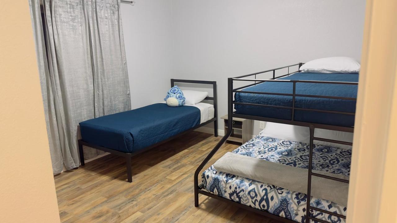 3 Bedroom W Swimming Pool And Billiards Table Las Vegas