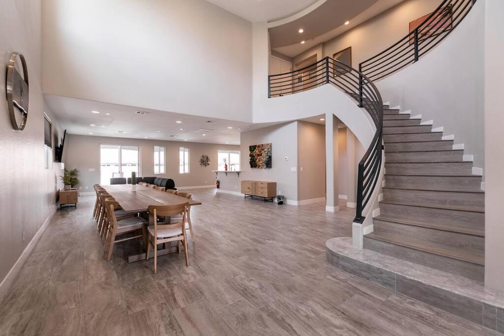 6 Bedroom Mansion W/ Amazing Backyard Pool! * Las Vegas