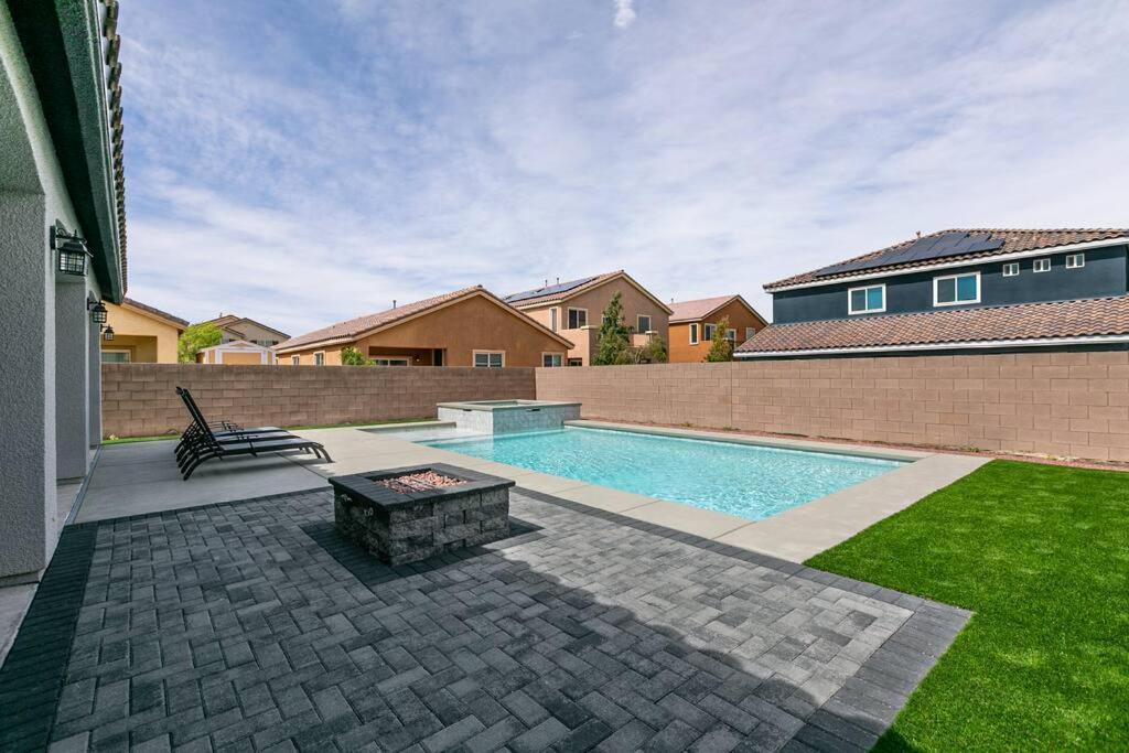 Holiday home 6 Bedroom Mansion W/ Amazing Backyard Pool! Las Vegas