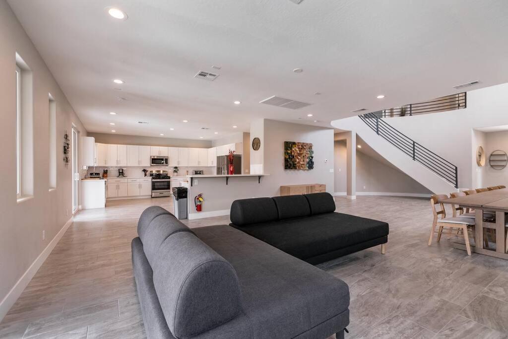 6 Bedroom Mansion W/ Amazing Backyard Pool! * Las Vegas