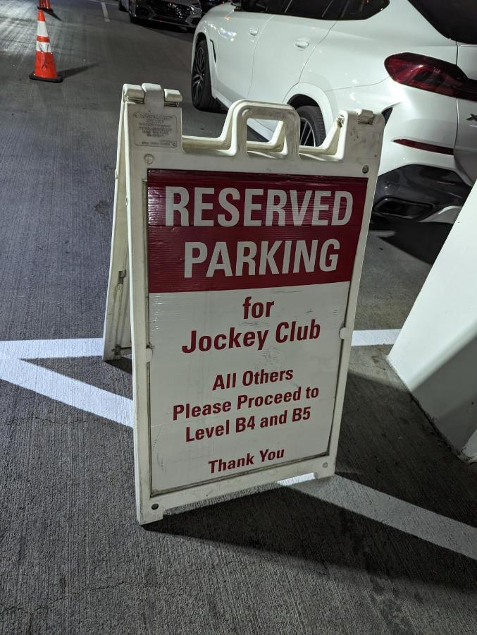 At Jockey Club Apartahotel