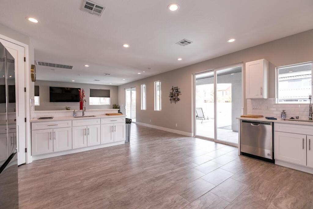 6 Bedroom Mansion W/ Amazing Backyard Pool! Las Vegas