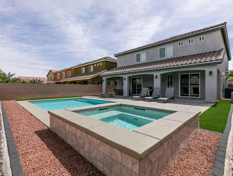 6 Bedroom Mansion W/ Amazing Backyard Pool!