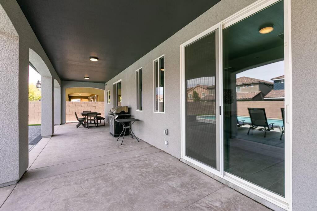 6 Bedroom Mansion W/ Amazing Backyard Pool! * Las Vegas