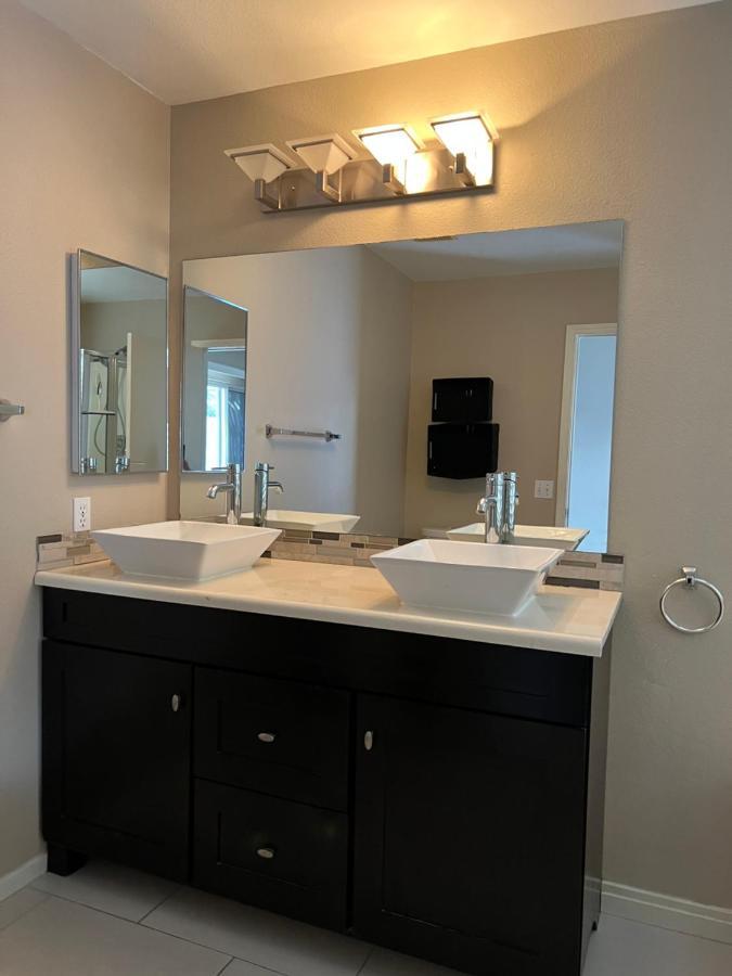 Sweet Spacious 5 Bdrm With Pool Holiday home *