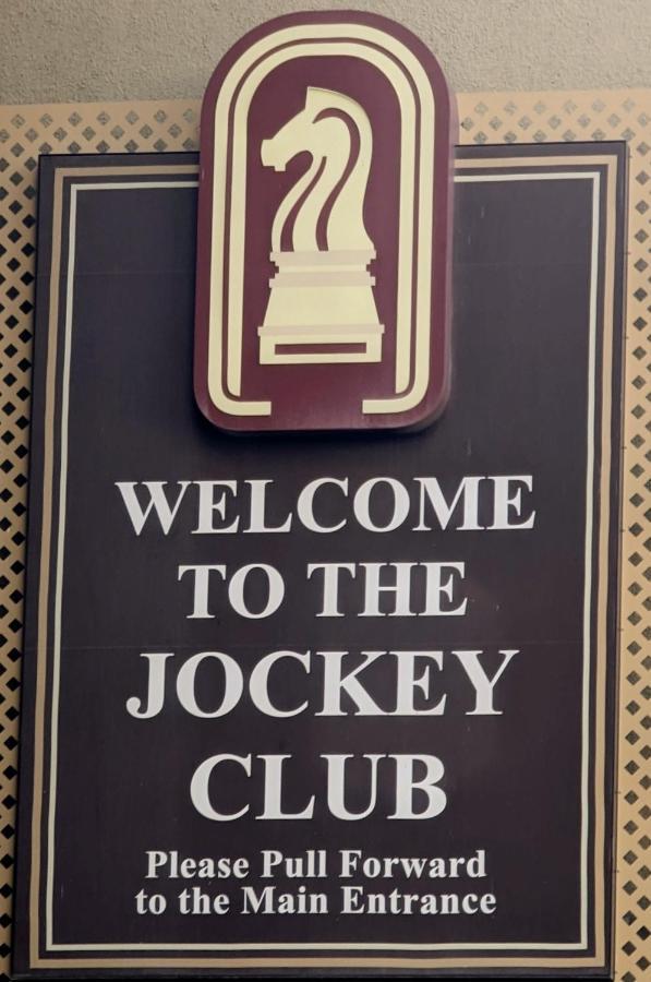 At Jockey Club Apartahotel 3*
