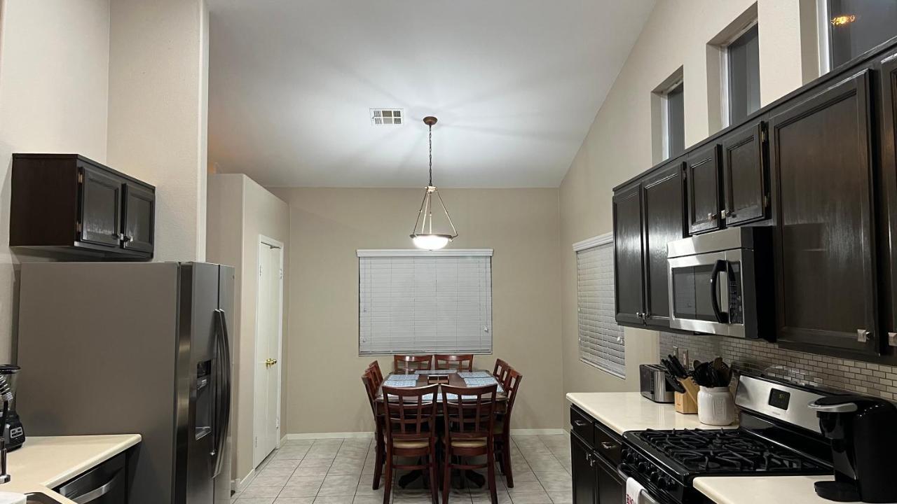Sweet Spacious 5 Bdrm With Pool Holiday home *