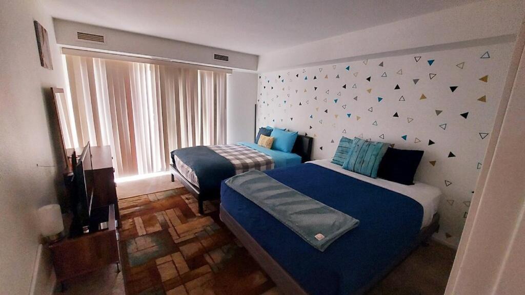 Minutes From Strip Apartment