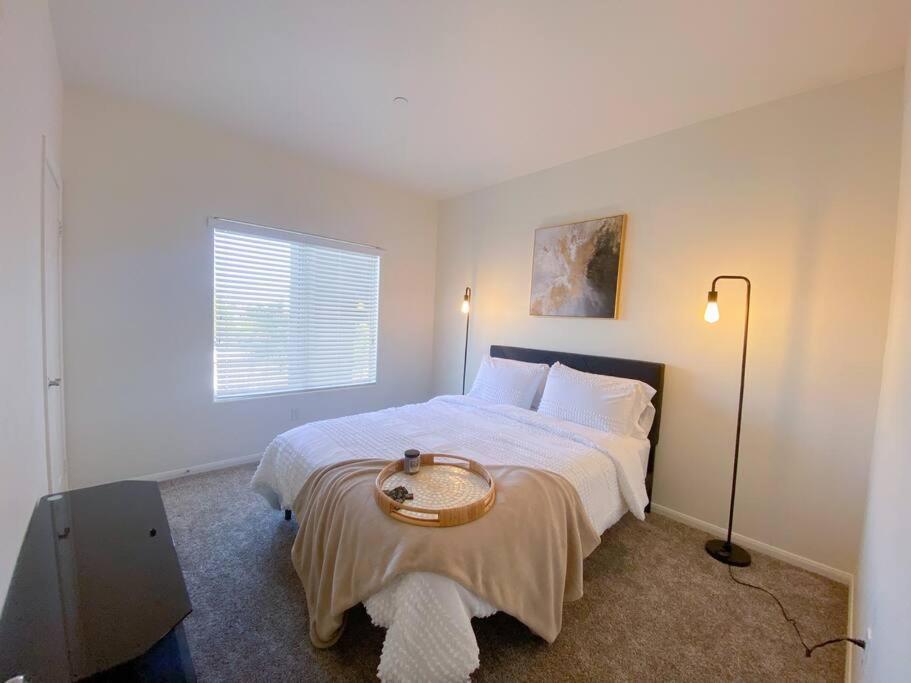Luxury Getaway W/ Pool, Fast Wi-fi & Free Parking Las Vegas