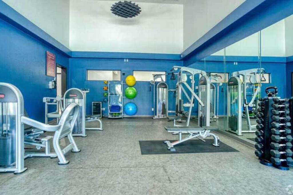Apartment Luxury Getaway W/ Pool, Fast Wi-fi & Free Parking *