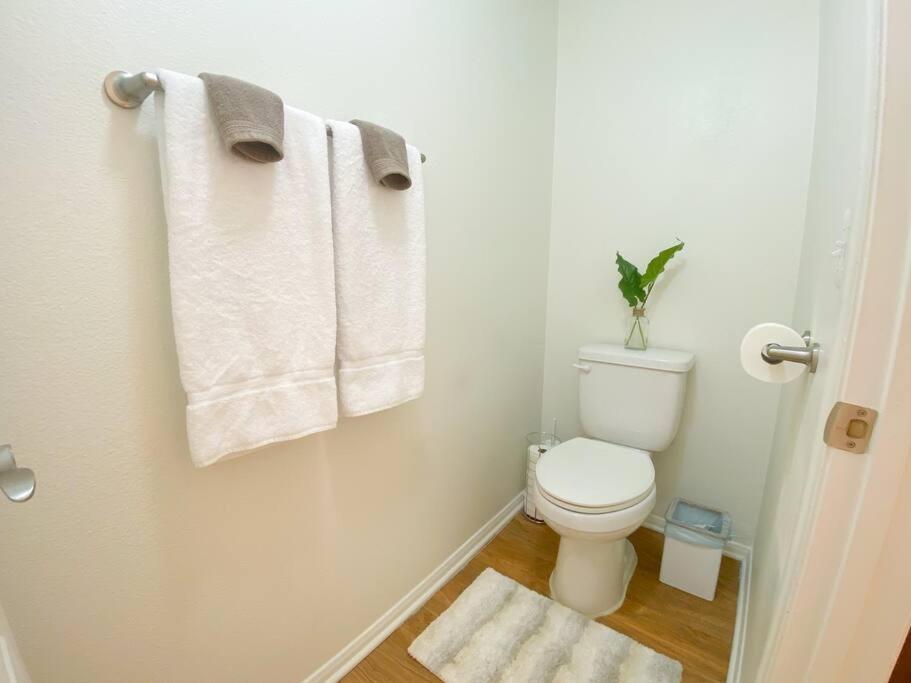 Luxury Getaway W/ Pool, Fast Wi-fi & Free Parking