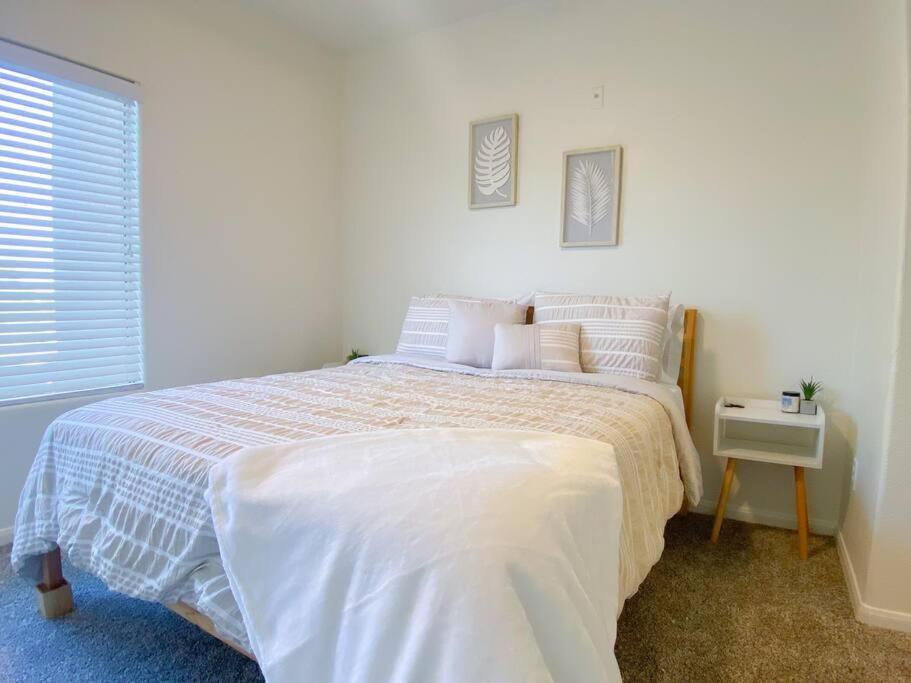 Luxury Getaway W/ Pool, Fast Wi-fi & Free Parking * Las Vegas