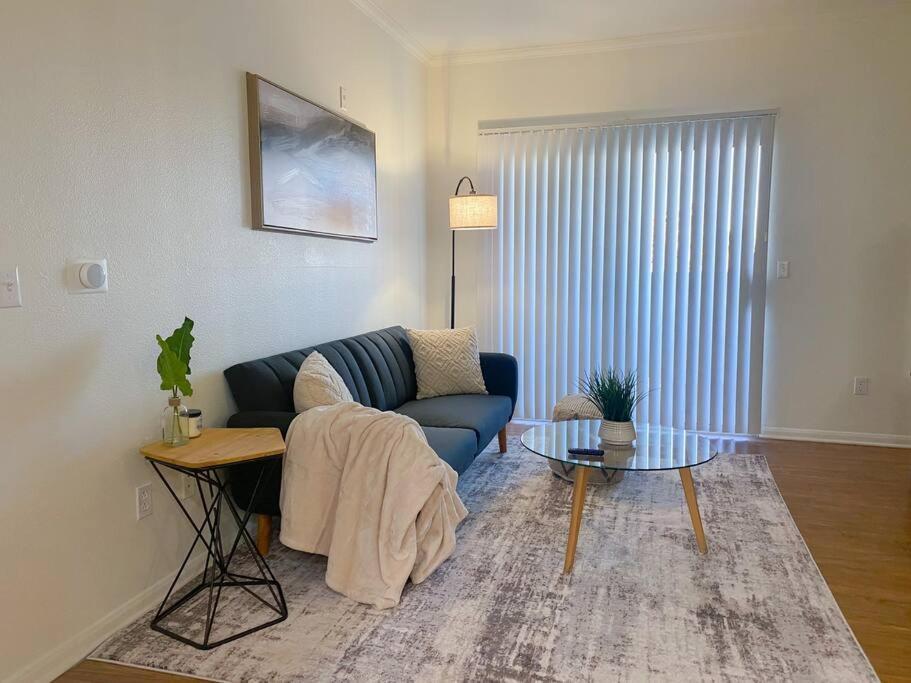 Apartment Luxury Getaway W/ Pool, Fast Wi-fi & Free Parking
