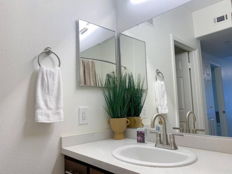 Luxury Getaway W/ Pool, Fast Wi-fi & Free Parking *