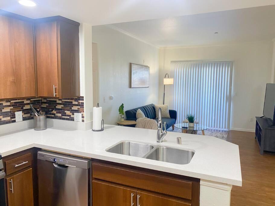 Apartment Luxury Getaway W/ Pool, Fast Wi-fi & Free Parking