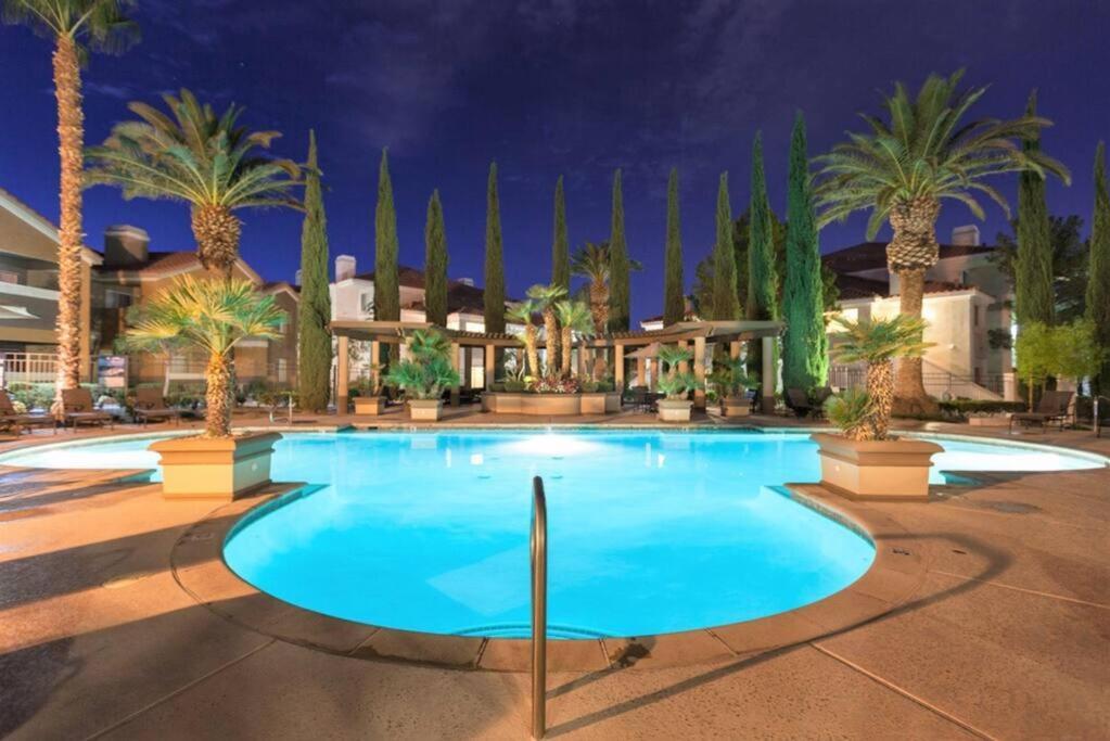 Apartment Luxury Getaway W/ Pool, Fast Wi-fi & Free Parking Las Vegas