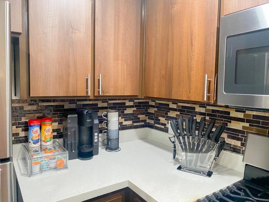 Luxury Getaway W/ Pool, Fast Wi-fi & Free Parking Apartment
