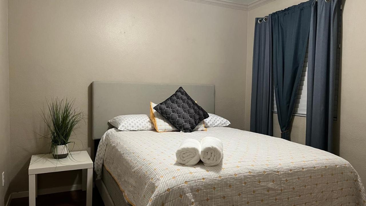 Sweet Spacious 5 Bdrm With Pool Holiday home Las Vegas