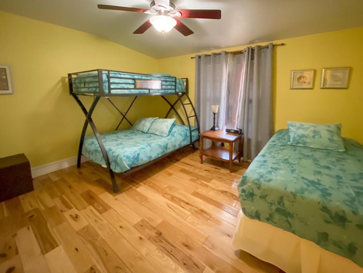 Сasa de vacaciones Newer Ranch With Pool And Hot Tub Near The Strip And Freemont Street.