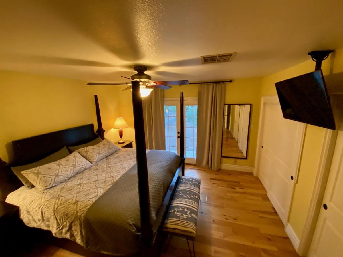Newer Ranch With Pool And Hot Tub Near The Strip And Freemont Street. Las Vegas