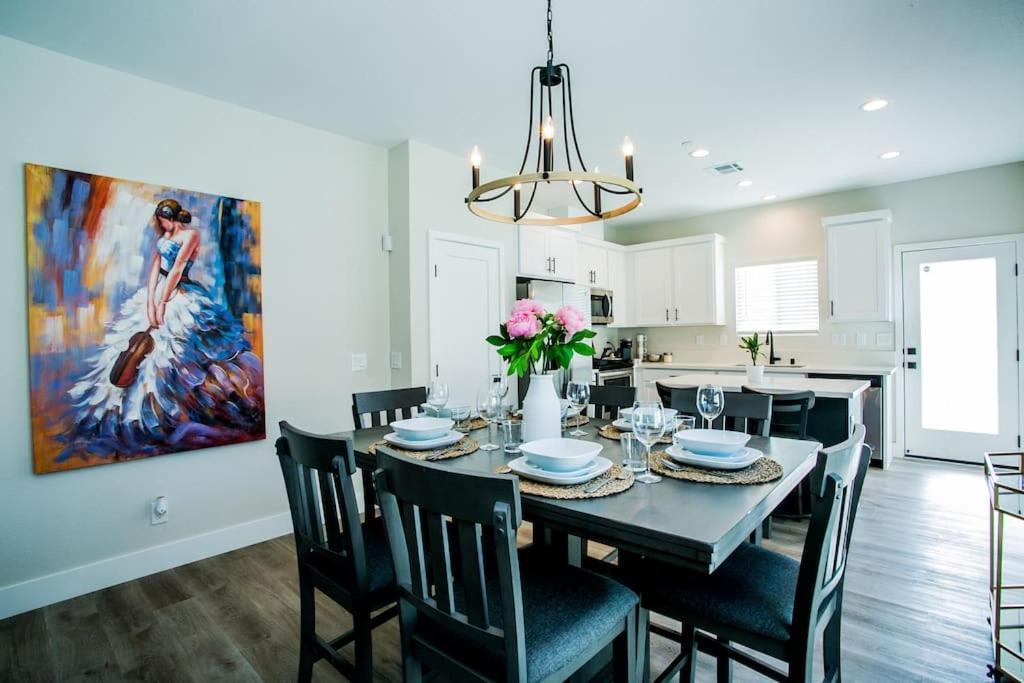 New 2022 Home, 10min From Strip, Modern Hébergement de vacances *