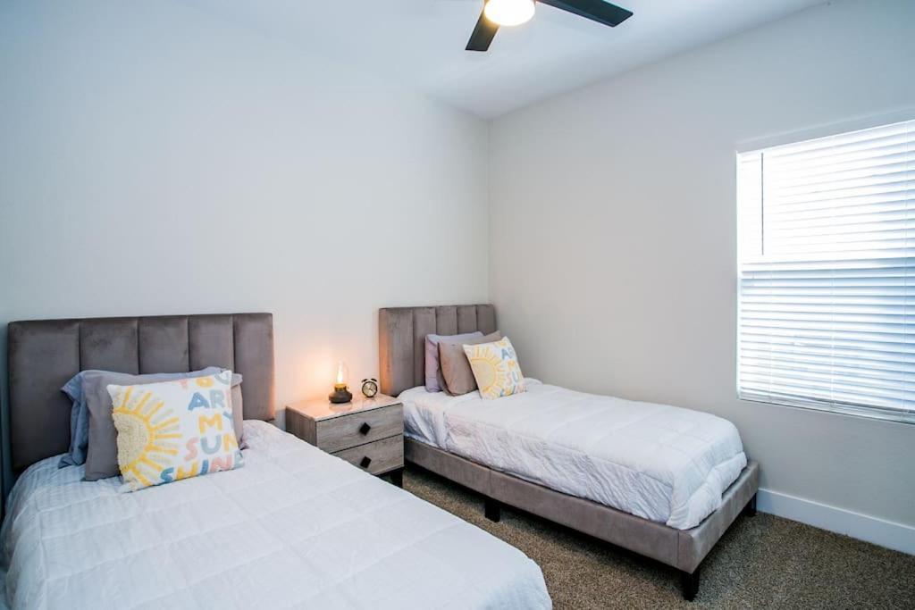 Holiday home New 2022 Home, 10min From Strip, Modern
