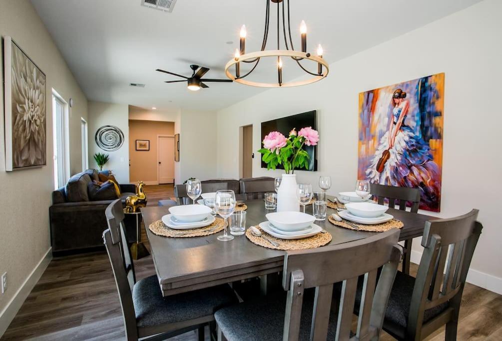 New 2022 Home, 10min From Strip, Modern Hébergement de vacances Las Vegas