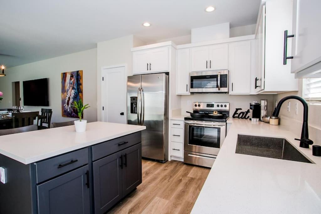 Holiday home New 2022 Home, 10min From Strip, Modern