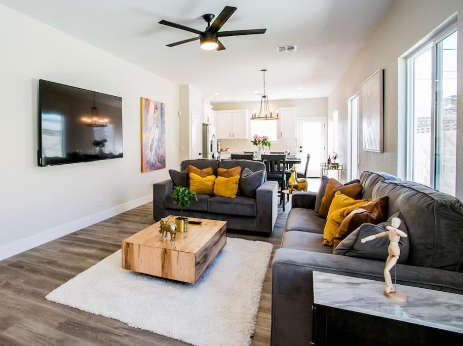 New 2022 Home, 10min From Strip, Modern Hébergement de vacances *