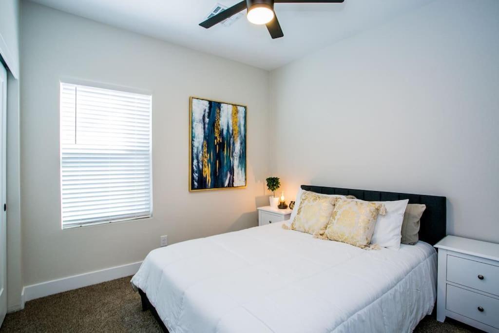 New 2022 Home, 10min From Strip, Modern Holiday home Las Vegas