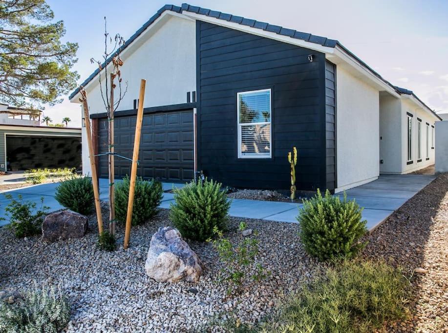 Holiday home New 2022 Home, 10min From Strip, Modern Las Vegas
