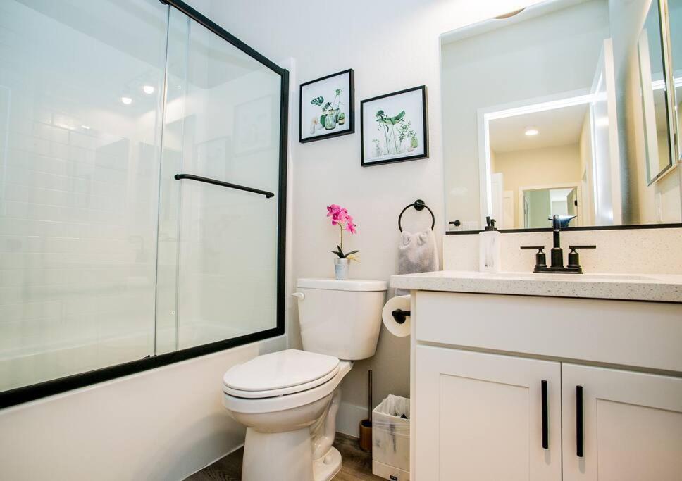 New 2022 Home, 10min From Strip, Modern Hébergement de vacances Las Vegas