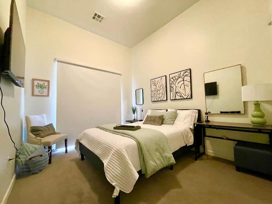 A Perfect Getaway In The Heart Of The Action Apartment