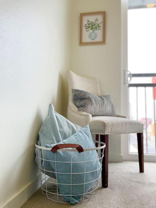 A Perfect Getaway In The Heart Of The Action Apartment *