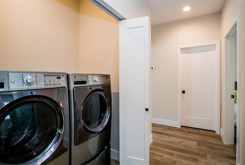 Holiday home New 2022 Home, 10min From Strip, Modern Las Vegas