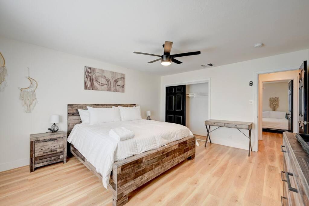 Orange Blossom 8 Bds+casita+pool Holiday home Las Vegas