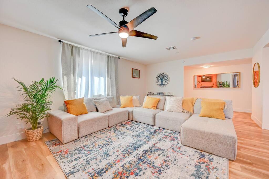Orange Blossom 8 Bds+casita+pool Holiday home Las Vegas