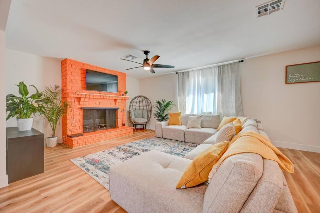 Orange Blossom 8 Bds+casita+pool *