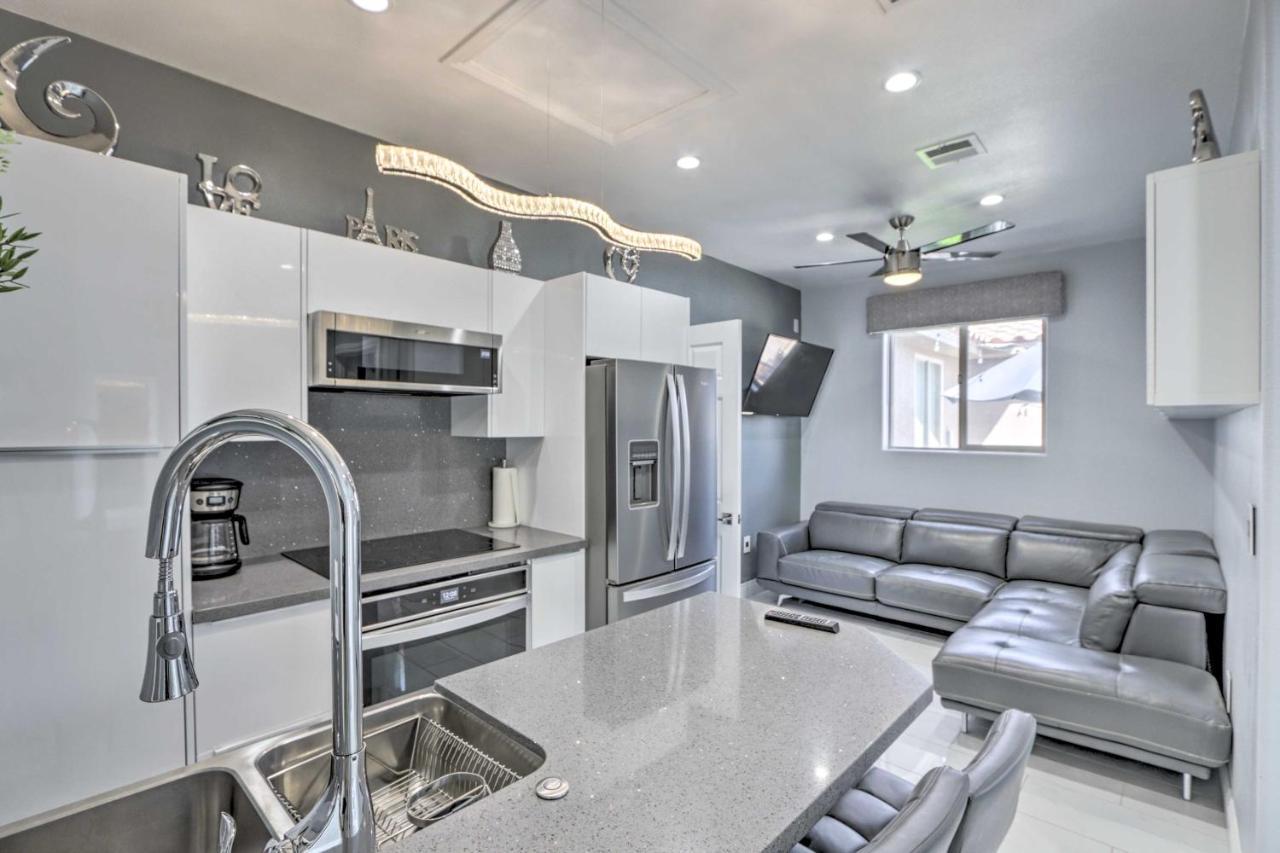 Modern Vegas With Patio 10 Mi To The Strip Holiday home *