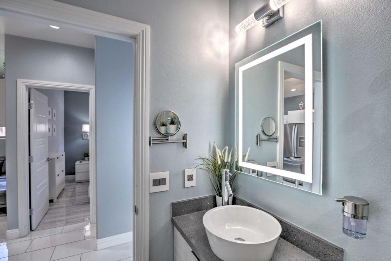 Modern Vegas With Patio 10 Mi To The Strip Holiday home *
