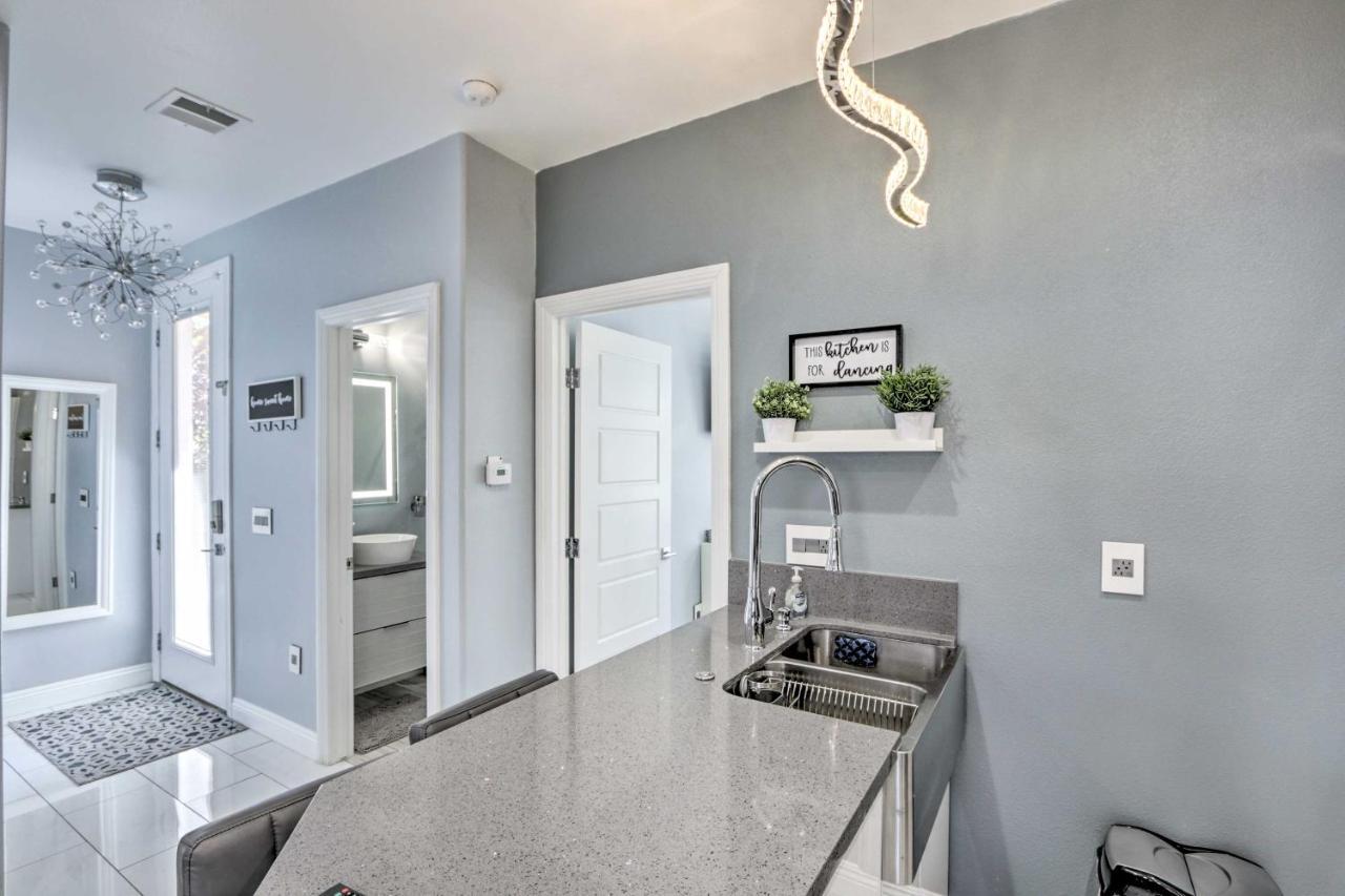 Modern Vegas With Patio 10 Mi To The Strip Holiday home *