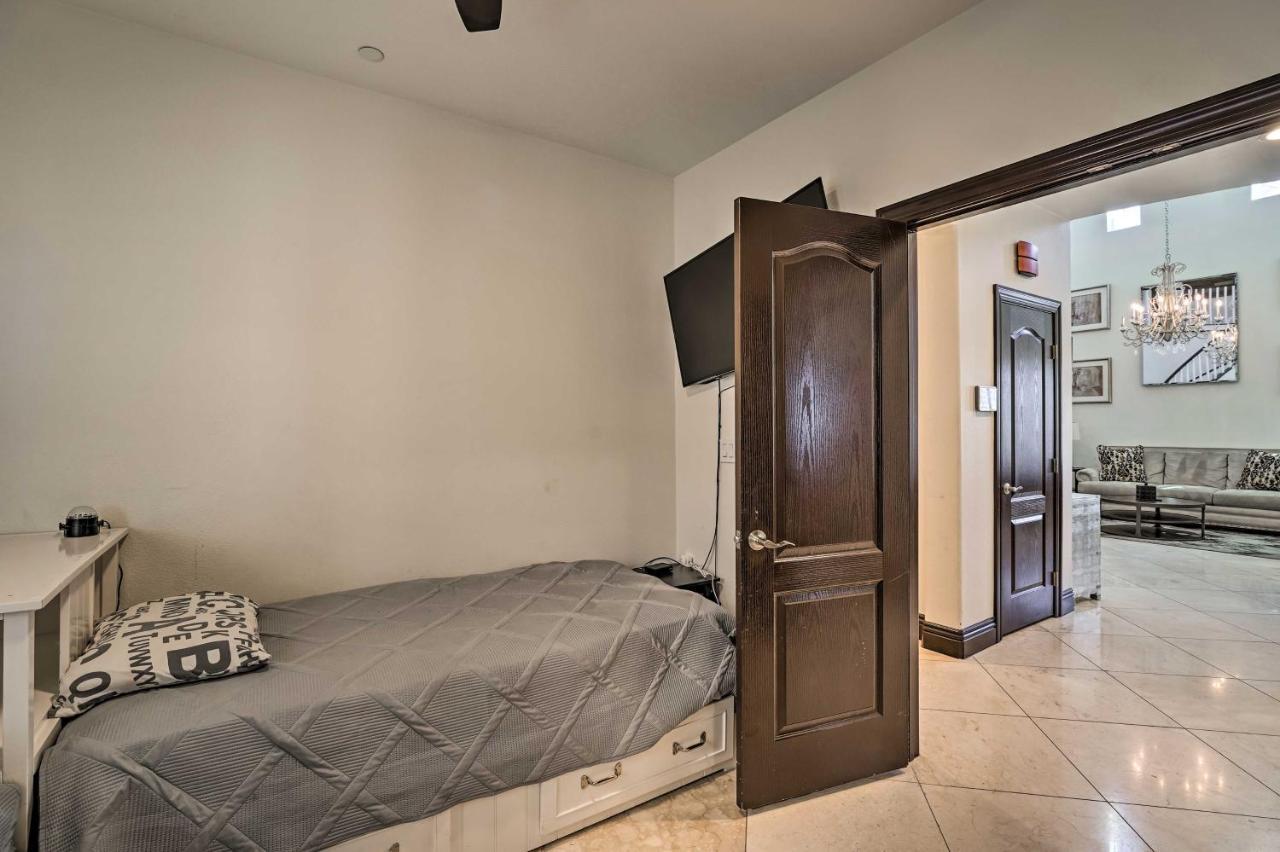 Vegas With Pool And Hot Tub, 9 Mi To Strip! Holiday home