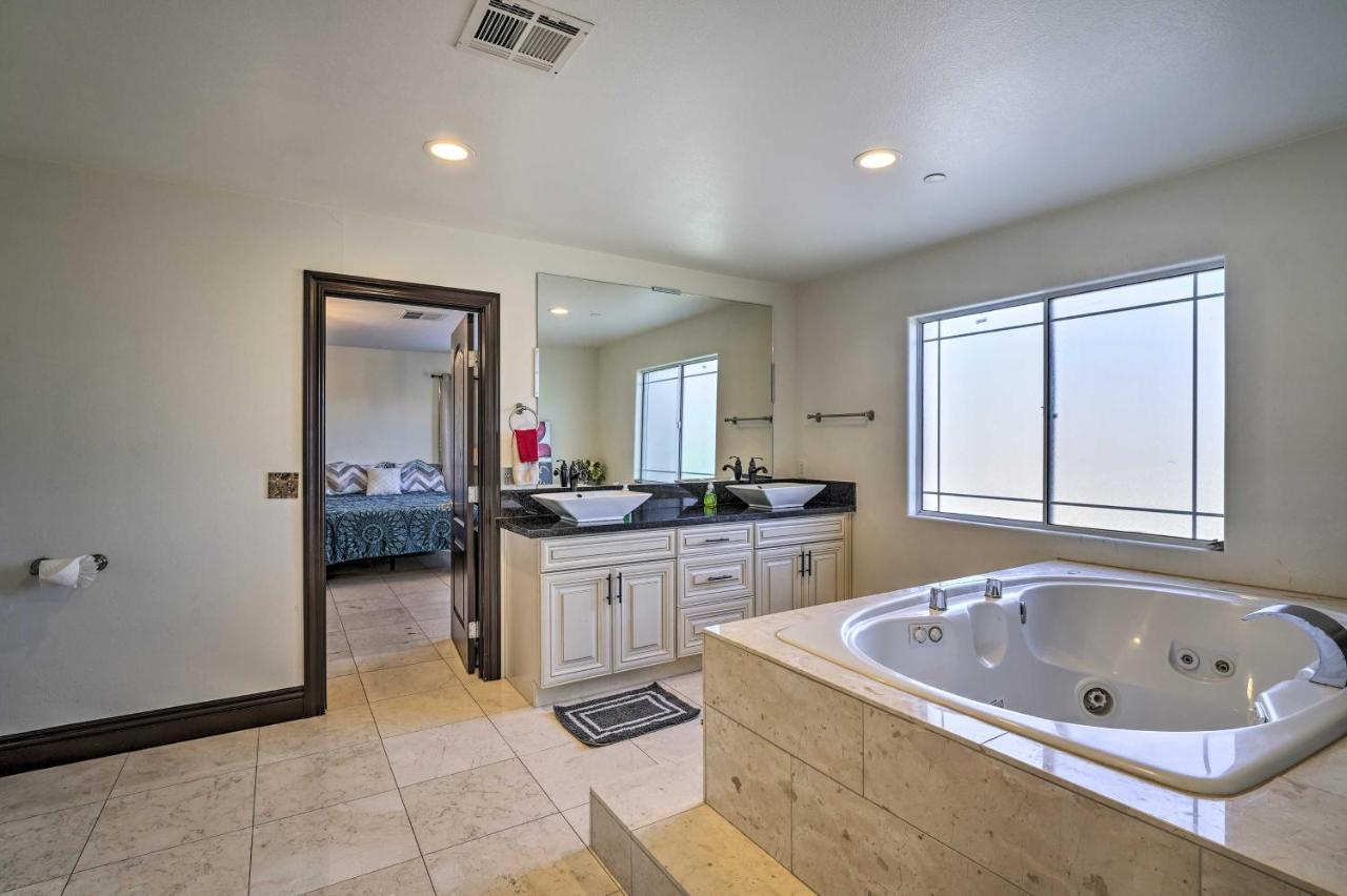 Vegas With Pool And Hot Tub, 9 Mi To Strip! Holiday home *