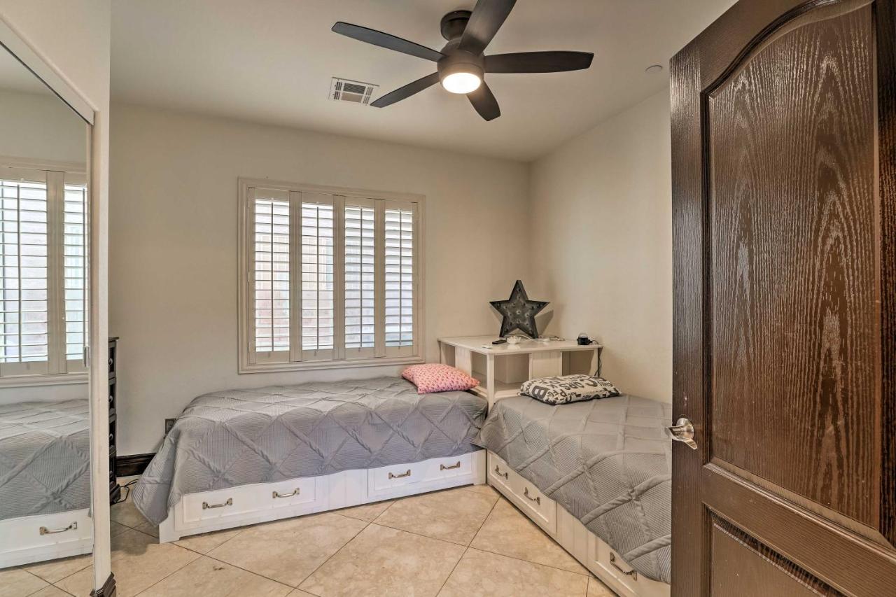Vegas With Pool And Hot Tub, 9 Mi To Strip! Holiday home *