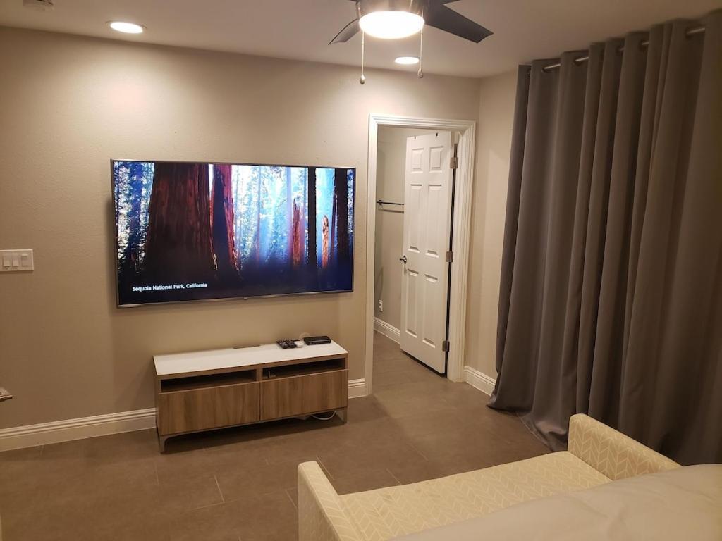 Villa Luxury Oasis: Private Pool, Waterfall Slide & Multi-sport Paradise Las Vegas